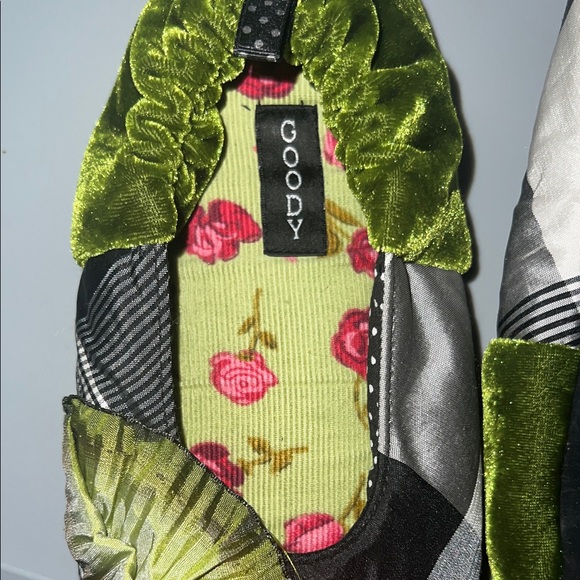 Women's Goody Goody Floral Slippers - Picture 4 of 9